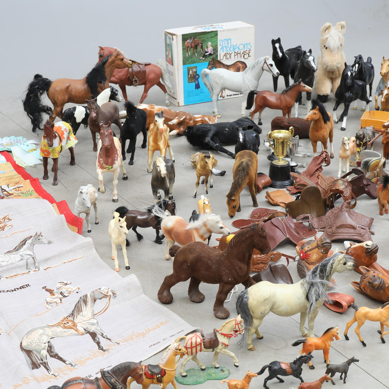 JUGUETES, caballos, diferentes modelos.