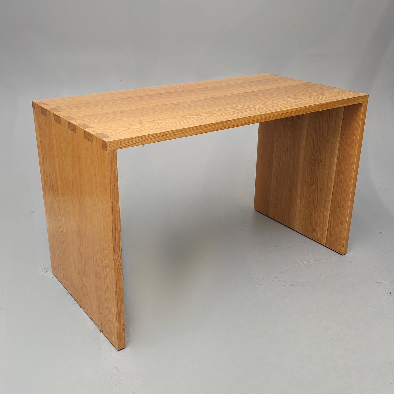 OFFICE TABLE IN SOLID OAK WOOD. 21ST CENTURY.