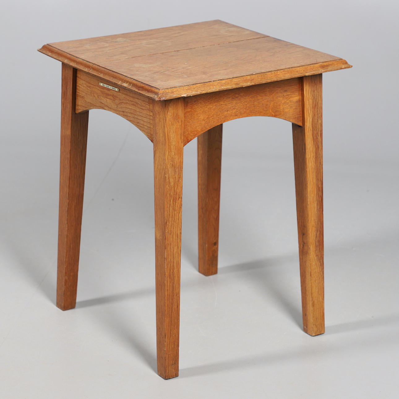 HARRIS & SHELDON. A MID-20TH CENTURY OAK SIDE TABLE.