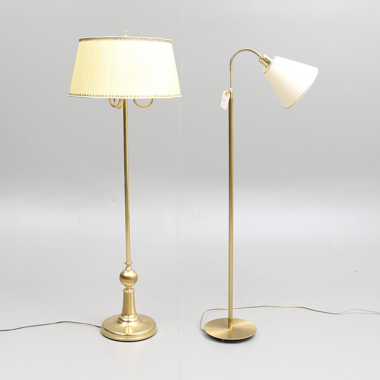 GOLVLAMPOR, 2 st, sent 1900-tal.