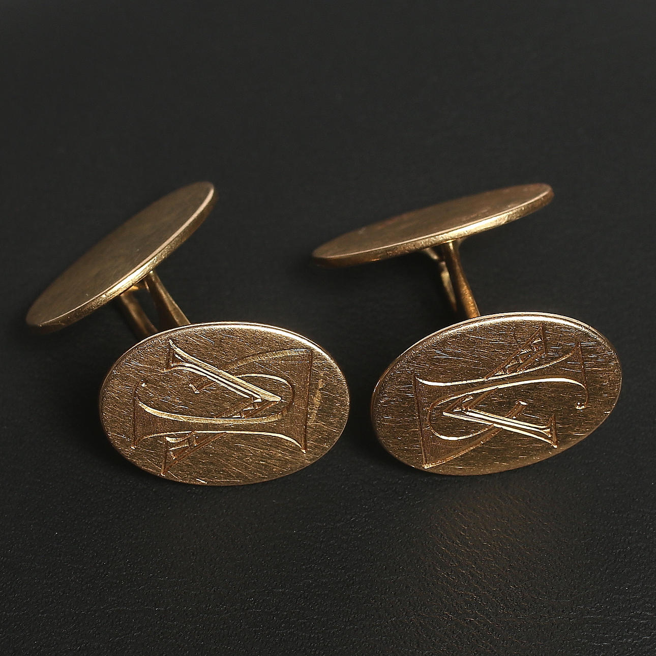 MANSCHETTKNAPPAR, ett par, 18k guld, A.G. Åberg, Sundsvall, 1928. Vikt 11 gram.