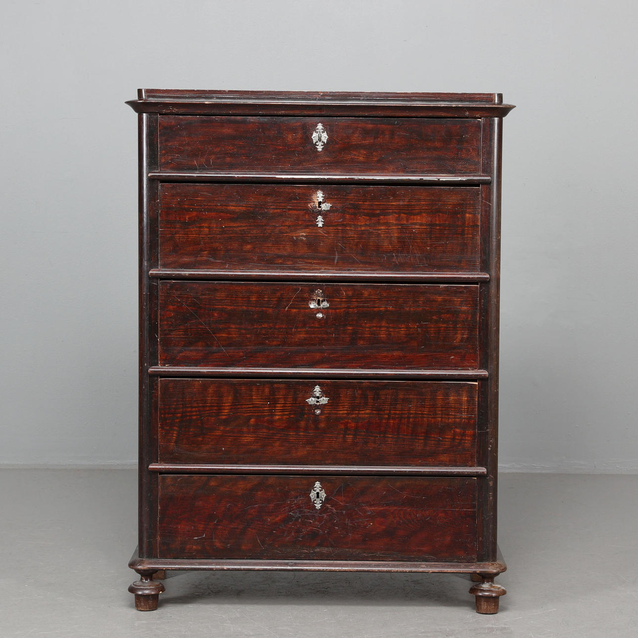 BYRÅ i mörkbetsad furu, ca. 1900.