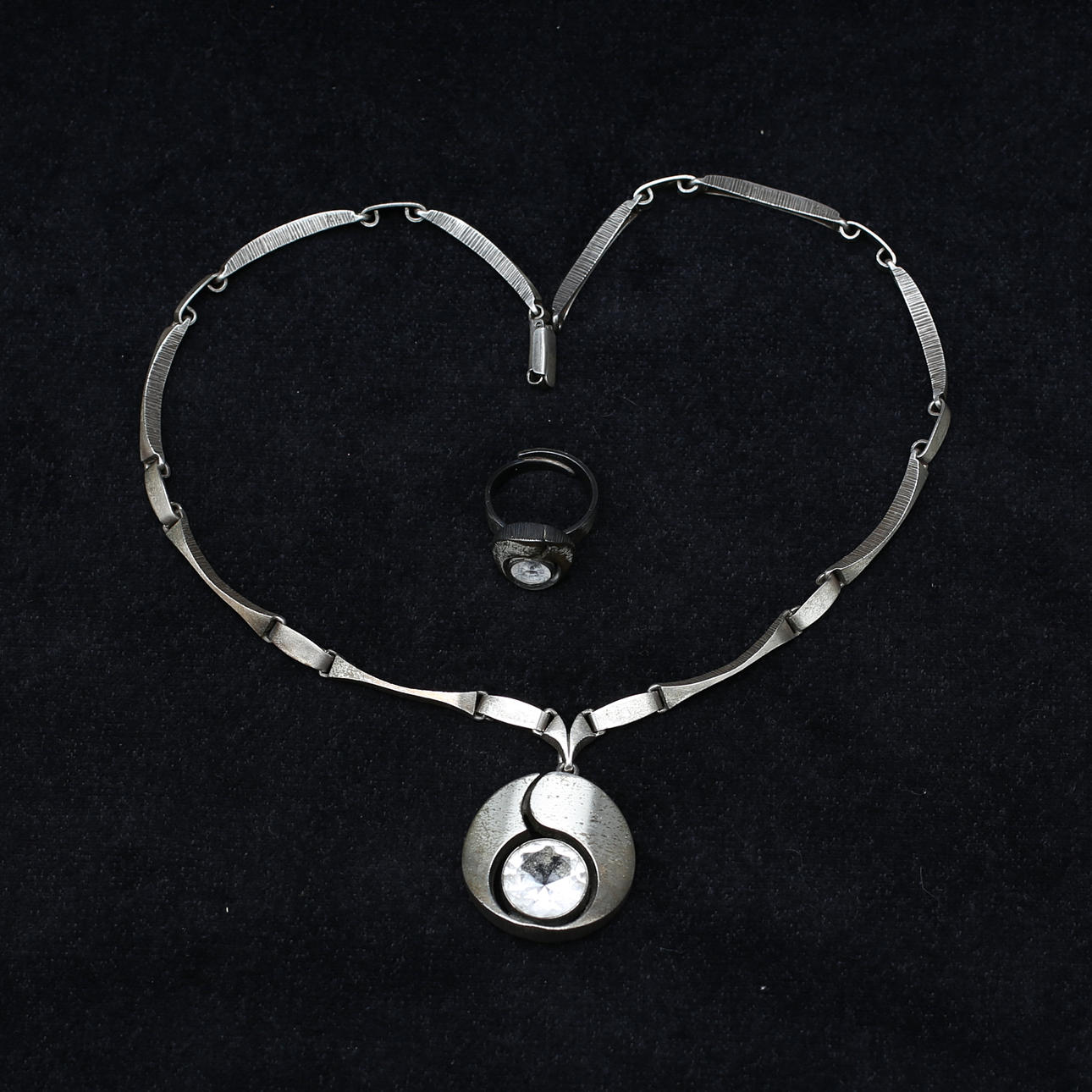 HALSCOLLIER samt RING, sterlingsilver med vit sten, 34 gram, 1948.