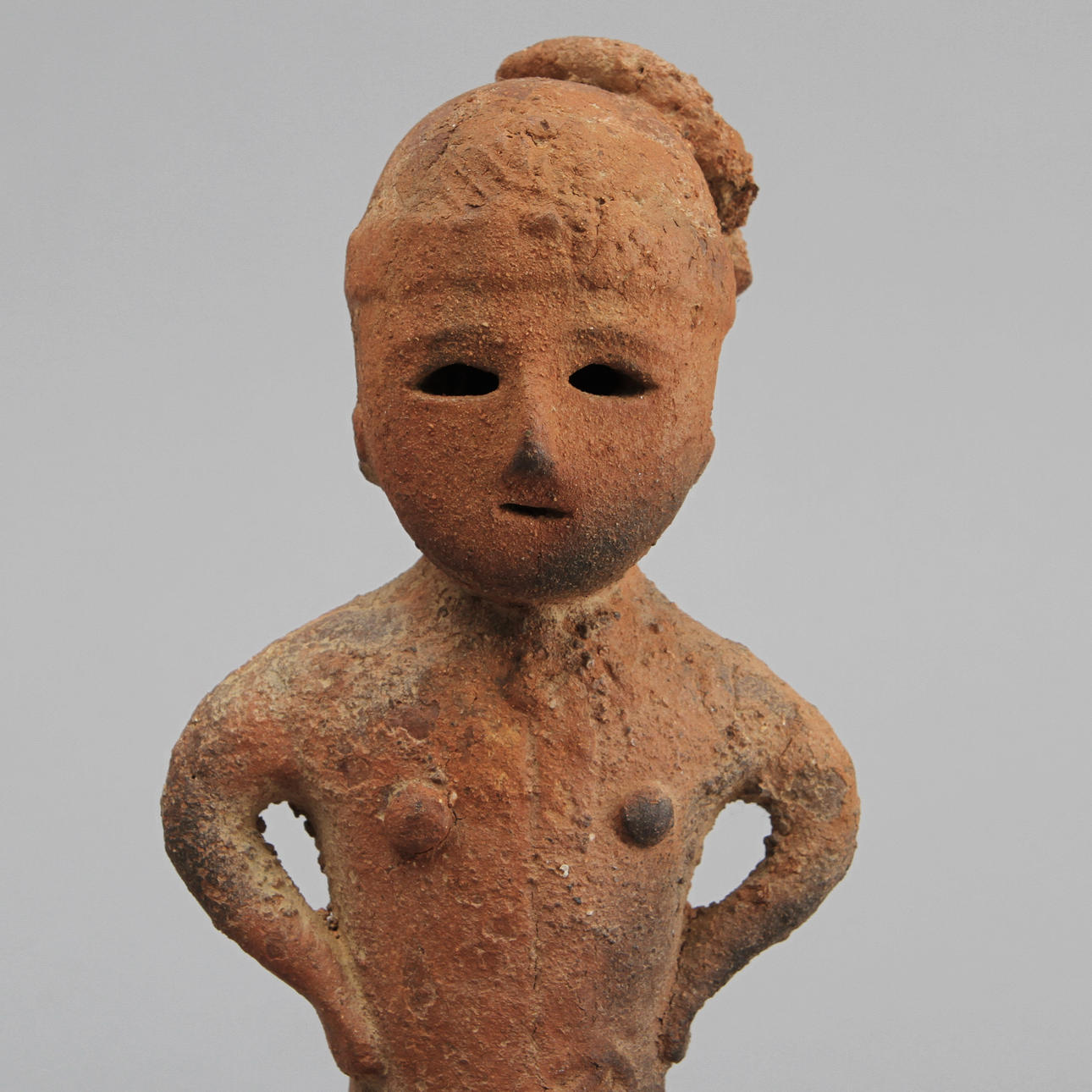 FIGURIN i form av kvinna, lergods. Kina, sannolikt Han.