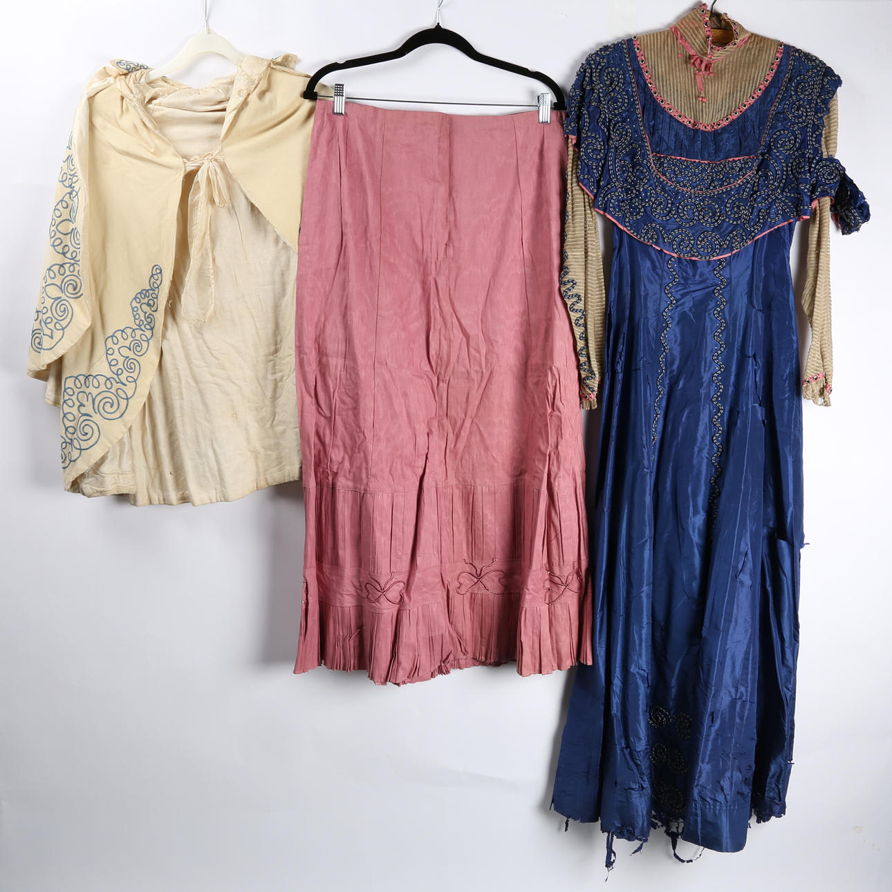 EN MÄNGD VIKTORIANSKA KLÄDER.