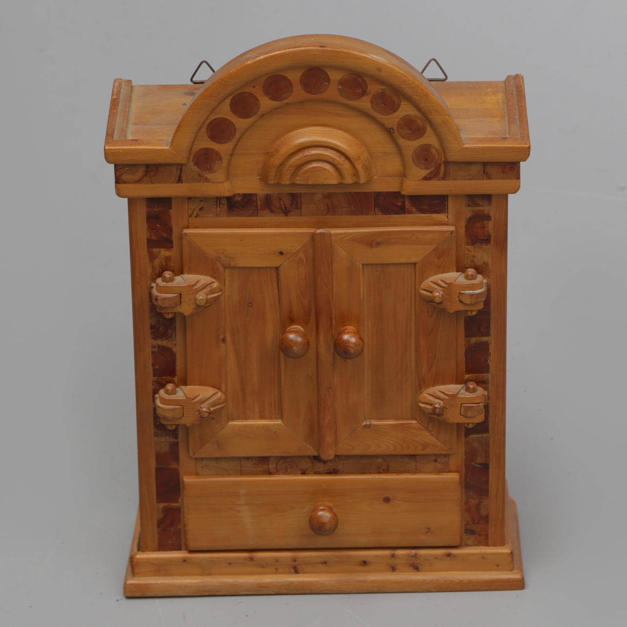 Miniskab, træhåndværk, 20. århundrede.