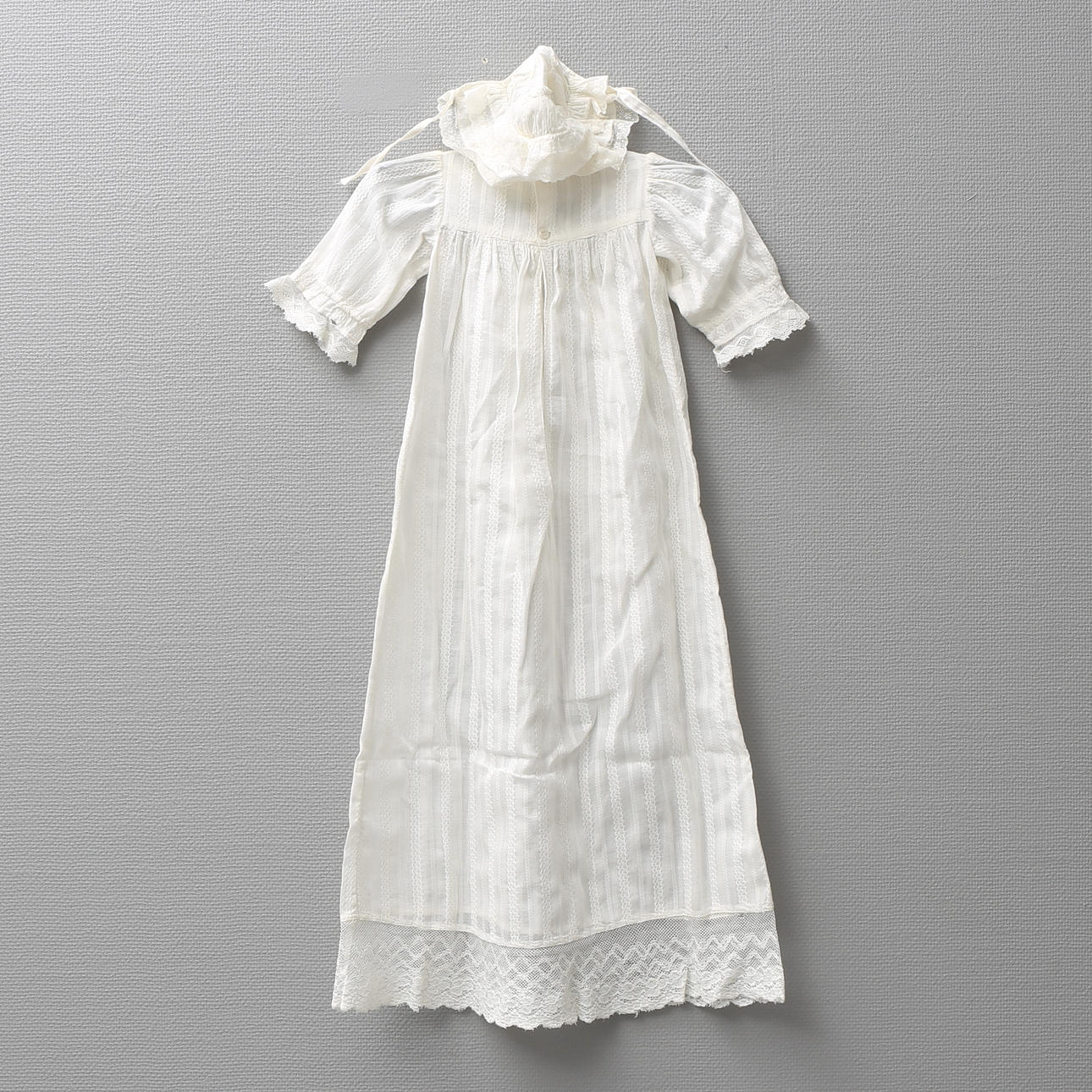 DOPKLÄNNING med hätta, tidigt 1900-tal.