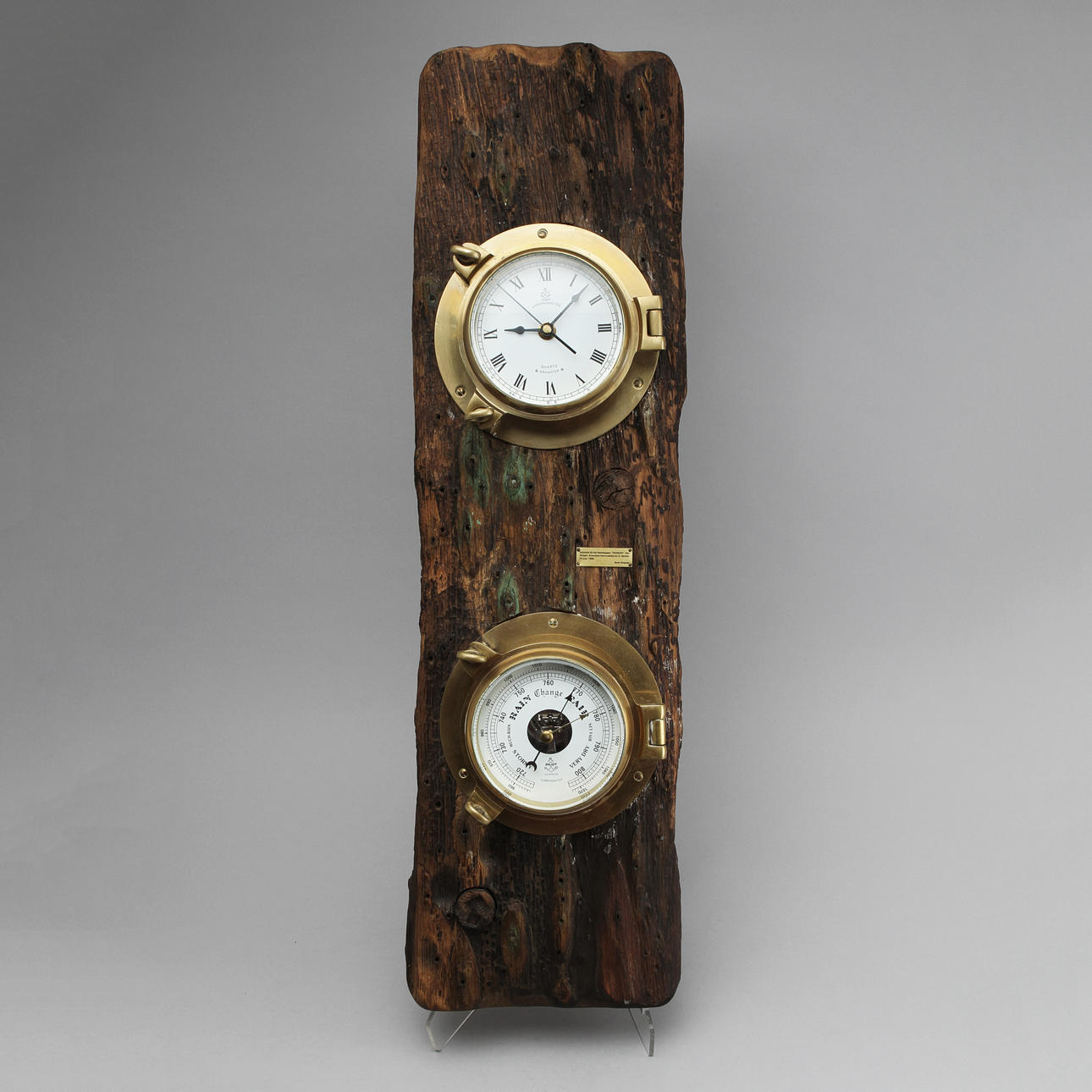 KLOCKA och BAROMETER, sjödränkt ek samt gulmetall.