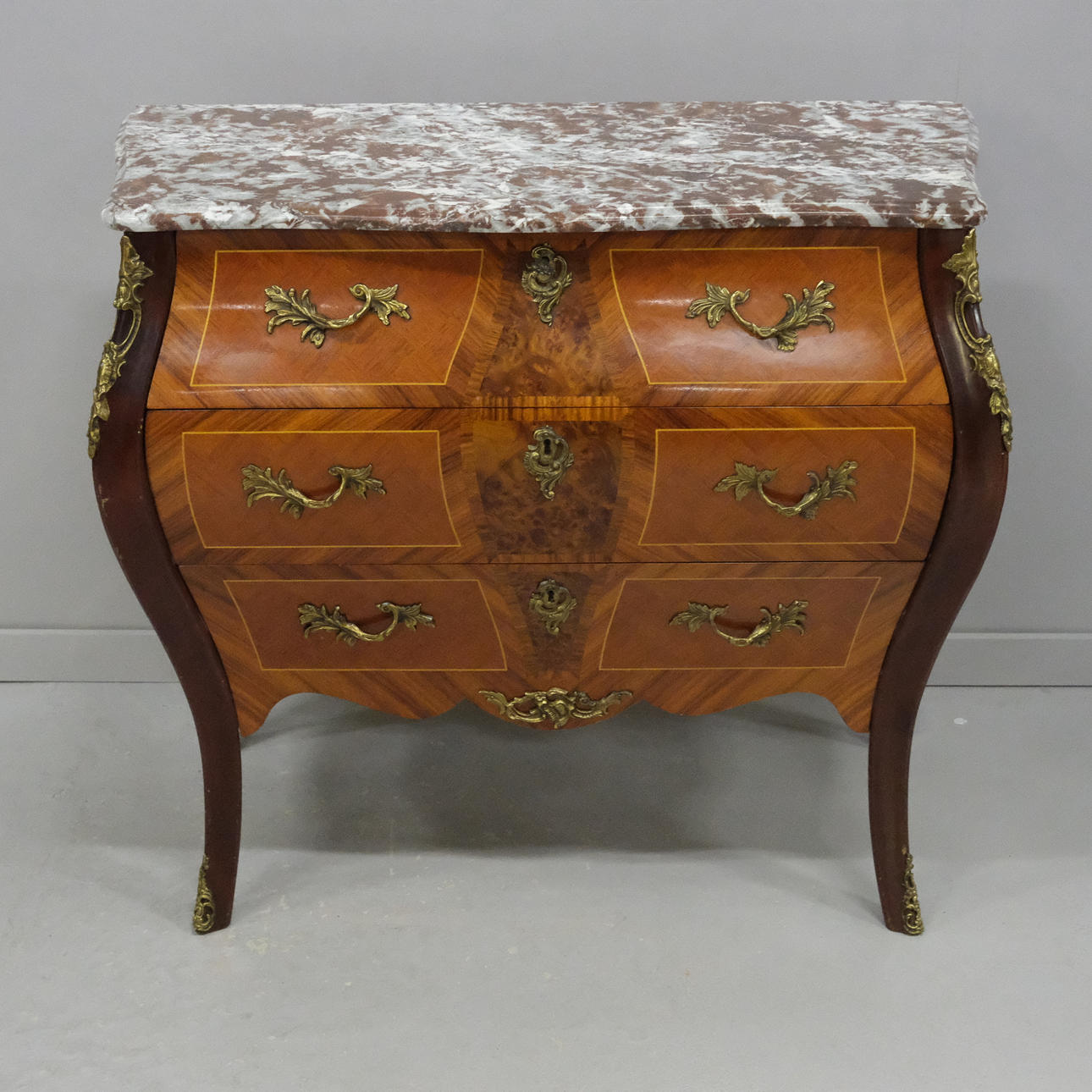 BYRÅ MED STENSKIVA, ROKOKOSTIL.