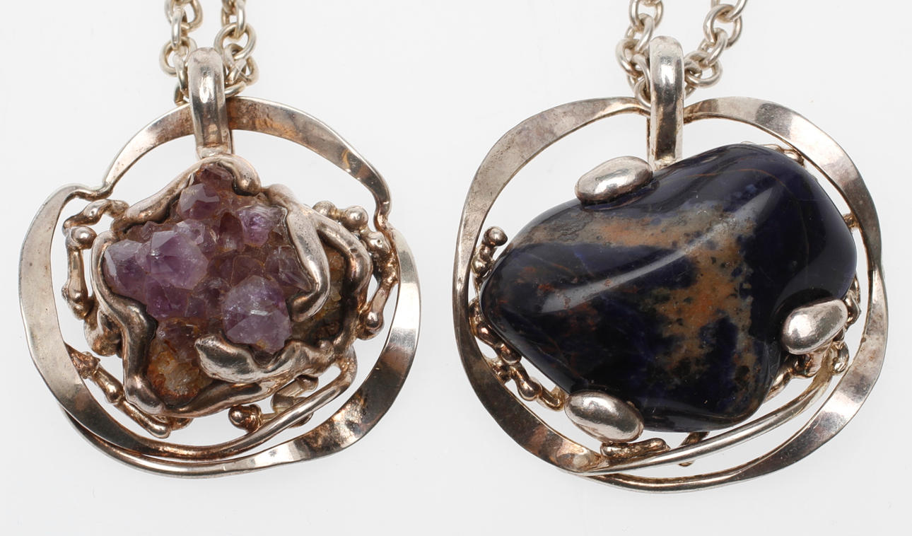 HALSSMYCKEN, 2 st, nysilver med stenar.