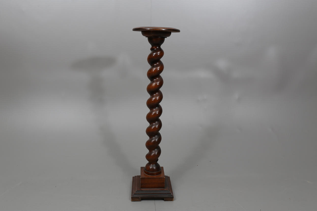 PIEDESTAL, betsad, svarvad fot, 1900-talets första hälft.