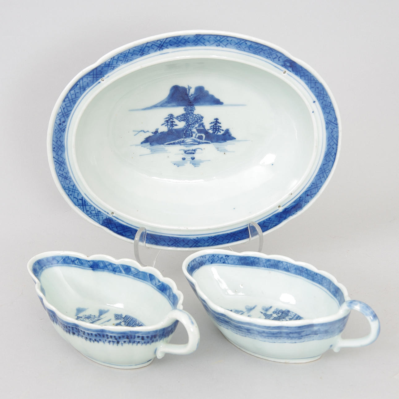 SKÅL SAMT SÅSSNIPOR, 3 delar, porslin, Kina, 1700/1800-tal.