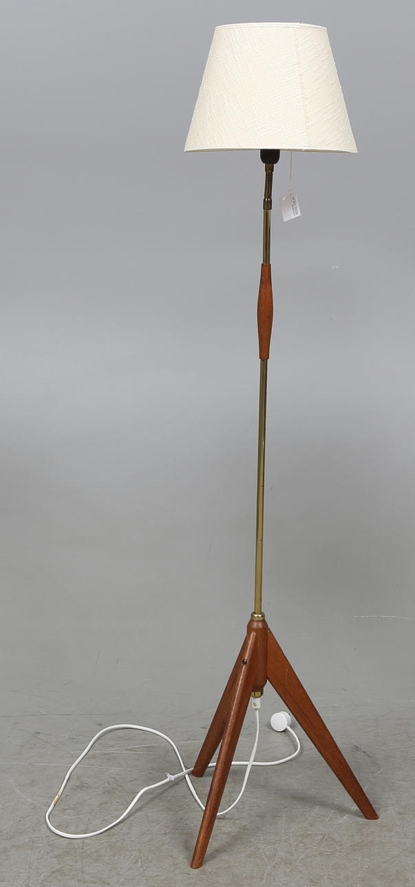 GOLVLAMPA, mässing och teak, 1900-talets andra hälft.