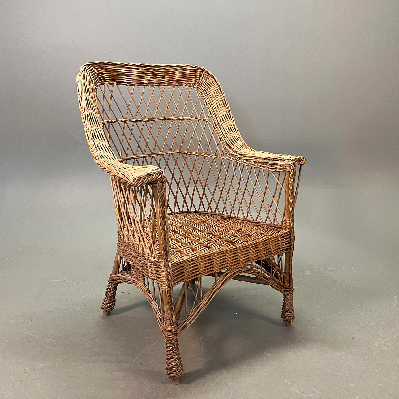 STUHL AUS KORBGEFLECHT.