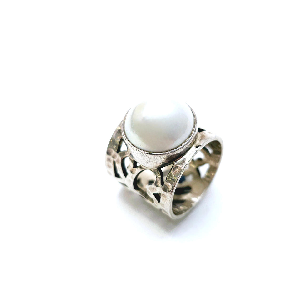 BREITER RING MIT JAPANISCHER PERLE. DURCHBROCHENER SILBERNER RAHMEN. Nr. 15.