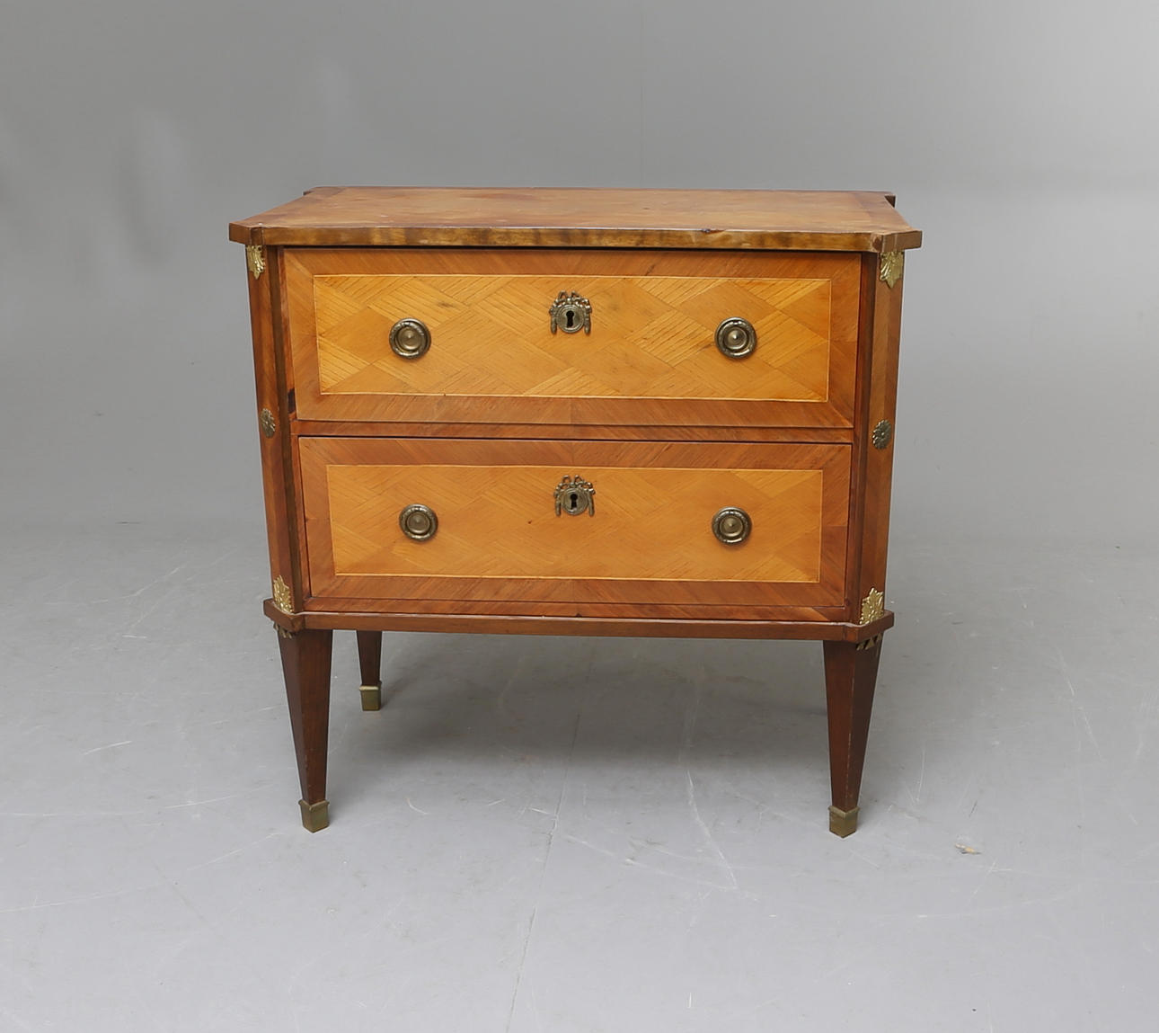 BYRÅ, gustaviansk stil, 18/1900-tal.