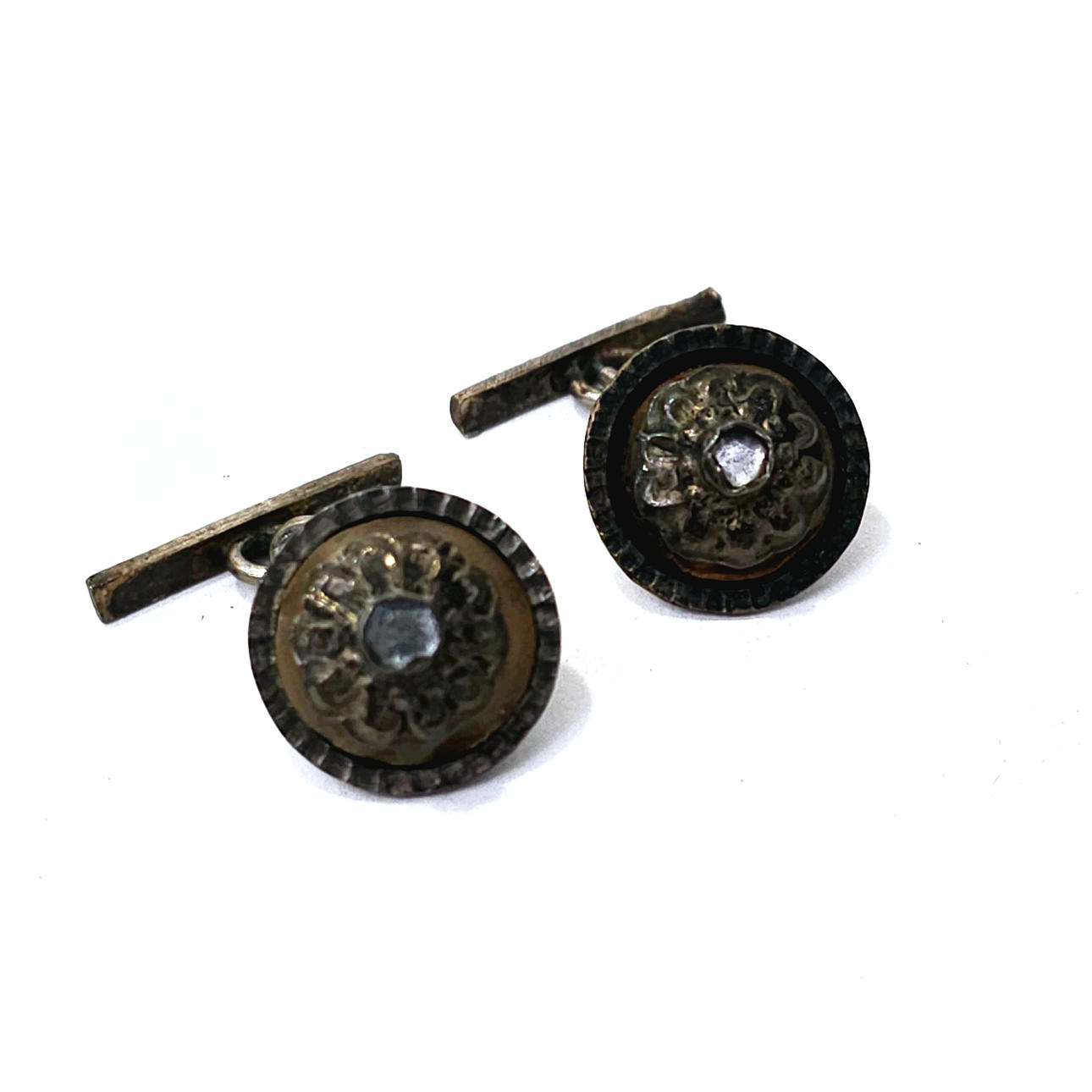 MANSCHETTKNAPPAR MED ANTIK SILVERKNAPP MED KRISTALLER.
