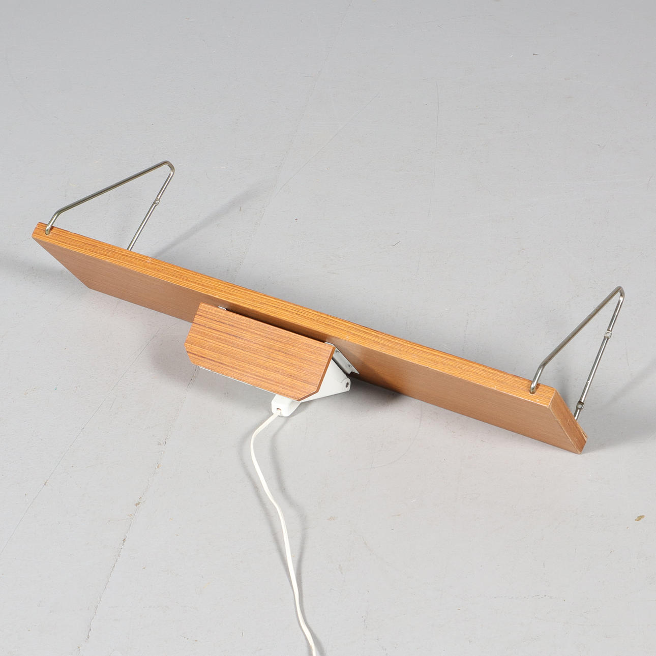 SÄNGHYLLA med lampa.