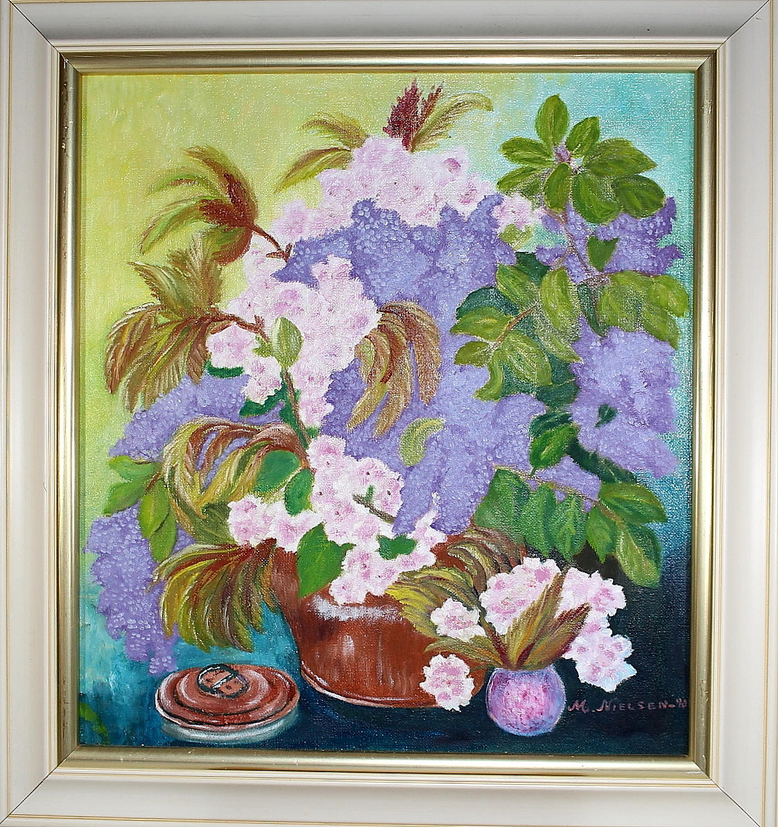 OIDENTIFIERAD KONSTNÄR. olja på duk, blombord, signerad M Nielsen, daterad 1990.