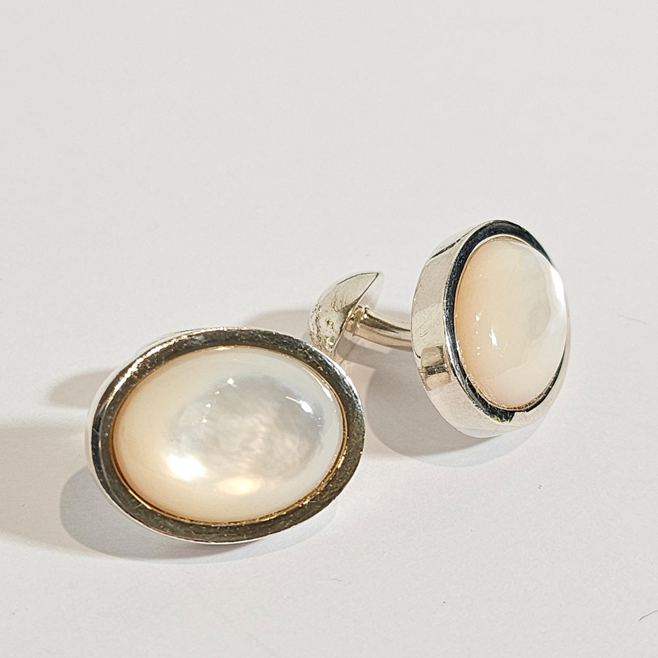 BROOKE. MANSCHETTENKNÖPFE AUS PERLMUTT. SILBERNER RAHMEN.