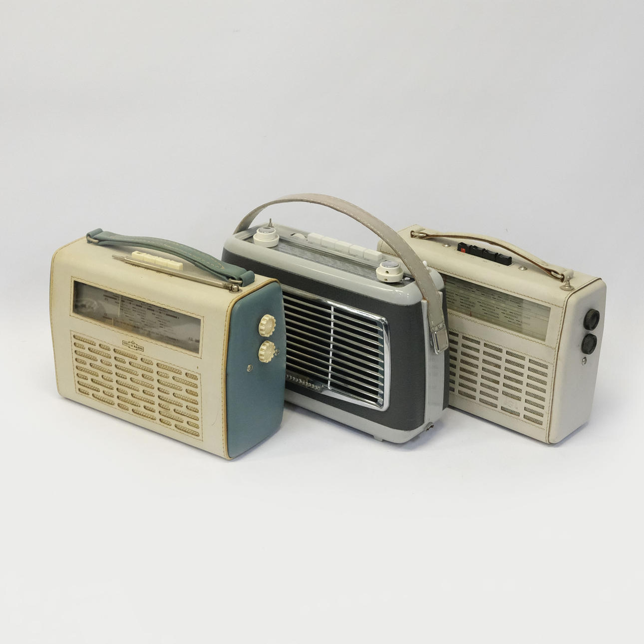 DREI TRANSISTORRADIOS, DARUNTER SCHAUB-LORENZ.