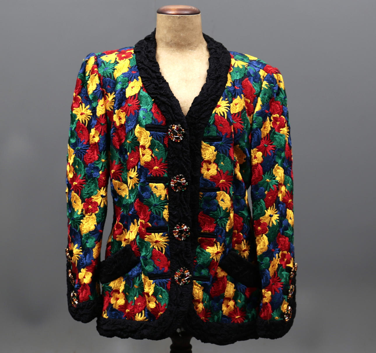 MANUEL PERTEGAZ. Chaqueta con flores bordadas.