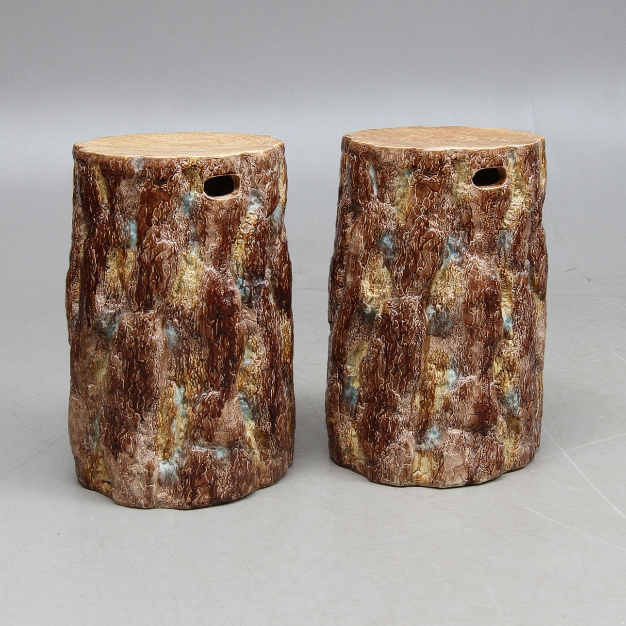 PALLAR, 2 st, i form av stubbar, keramk, majolika,18/1900-tal.