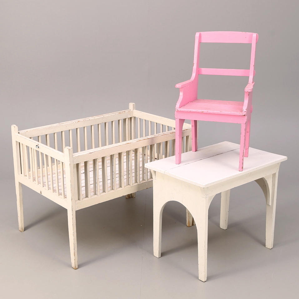 BARNMÖBLER 3 st, utdragssäng, bord, stol, tidigt 1900-tal.