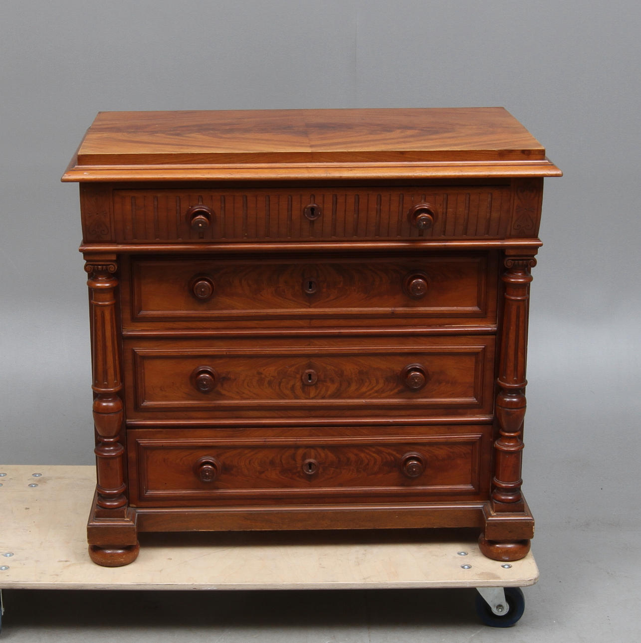 BYRÅ, nyränessans, 1800-talets slut.