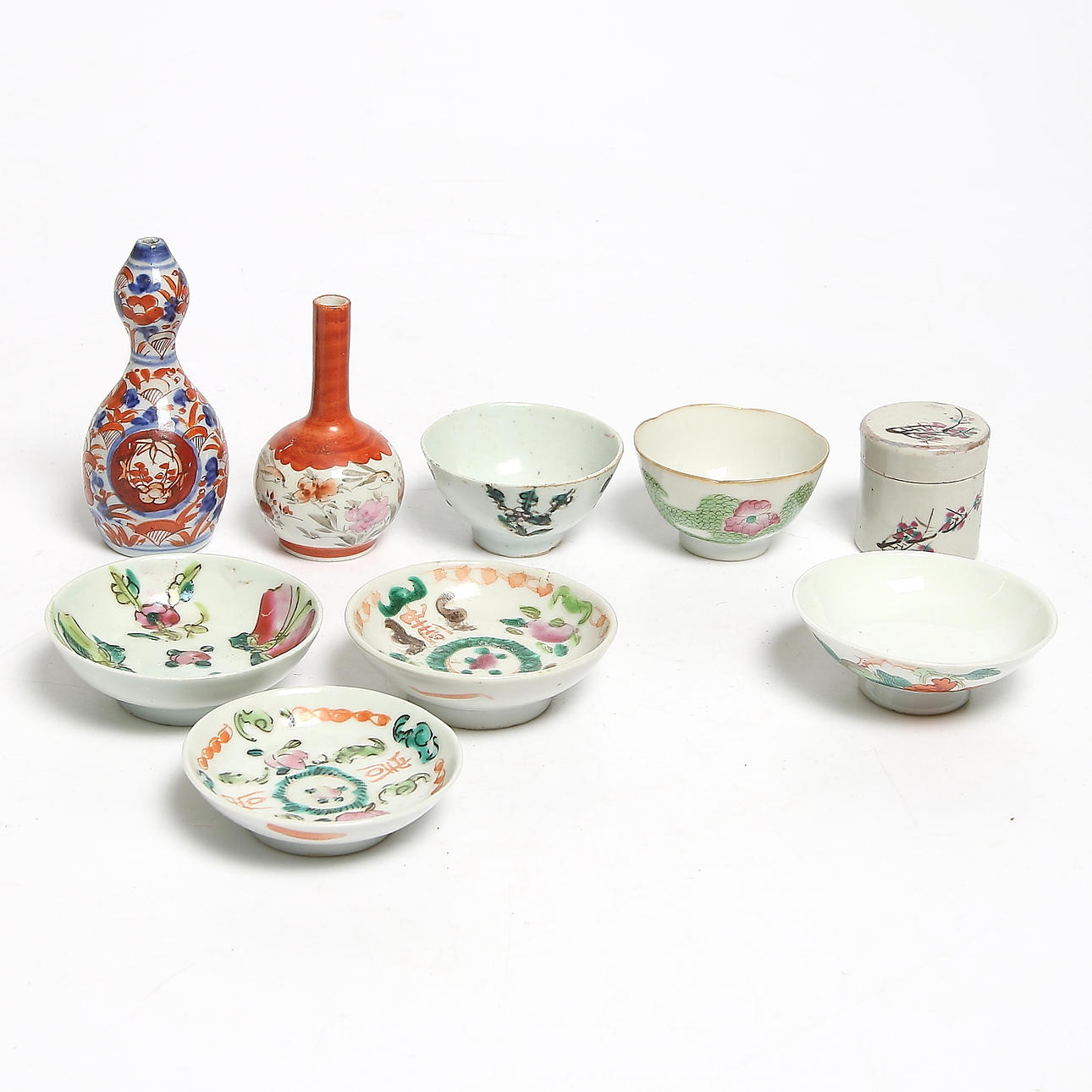 VINBÄGARE, SKÅLAR, LOCKDOSA samt VASER, 9 delar, porslin, Kina 1800/1900-tal.