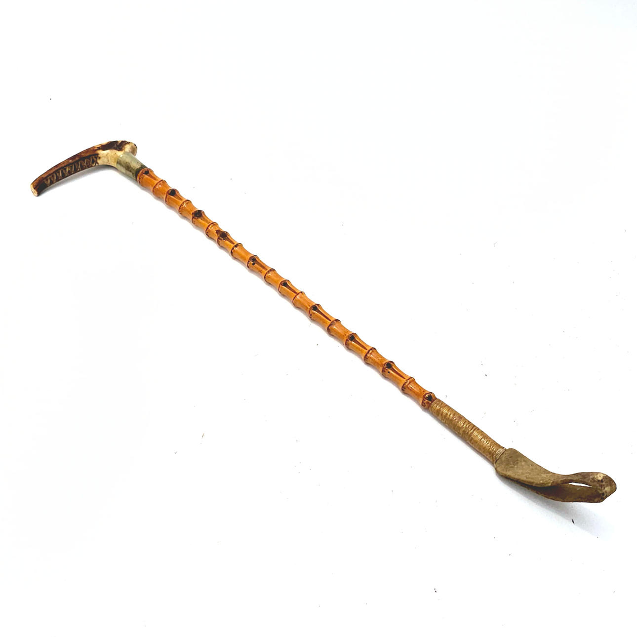 PEITSCHE AUS STOCK, KNOCHEN UND METALL.