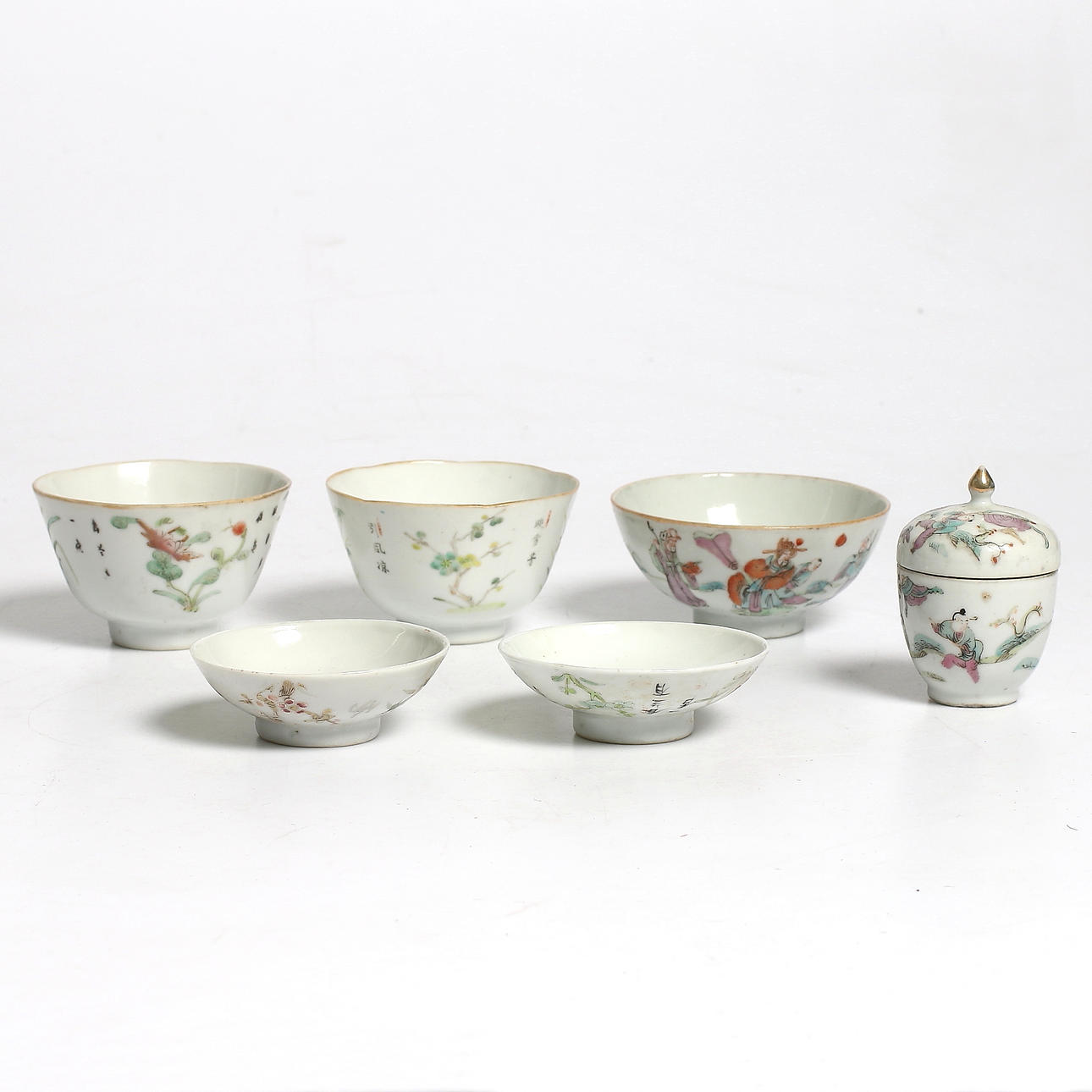 VINBÄGARE / SKÅLAR samt LOCKDOSA, 6 st, 1800-tal.