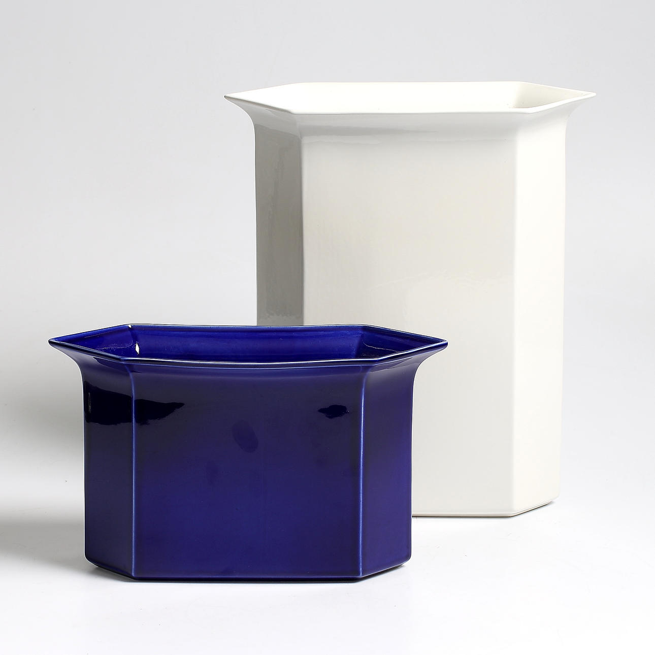 KARIN BJÖRQUIST. Vaser, 2 st, porslin, "Flora", Gustavsberg, 1900-talets andra hälft.