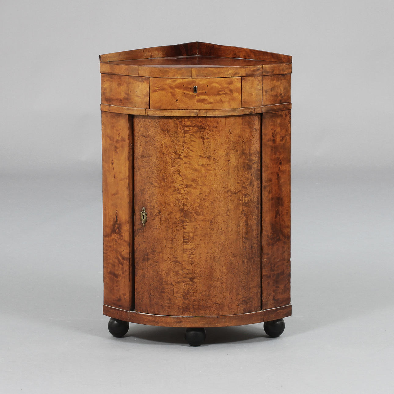 HÖRNSKÅP, 1800-tal.