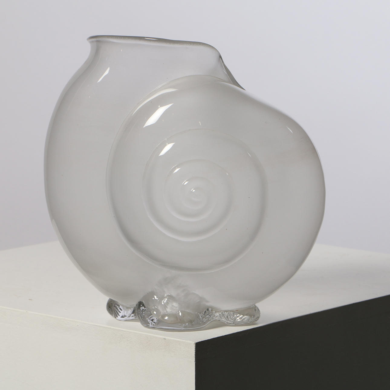 VAS, FROSTAT GLAS, SNÄCKFORM, 1900-TAL.