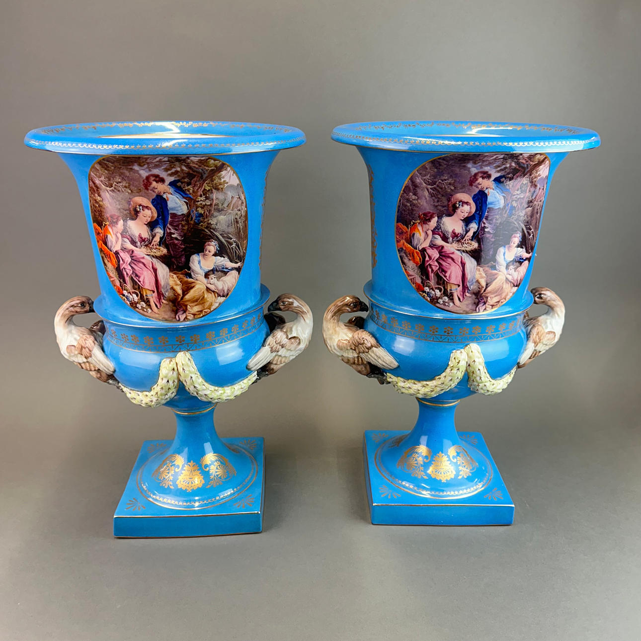 GROSSE PORZELLANURNEN.