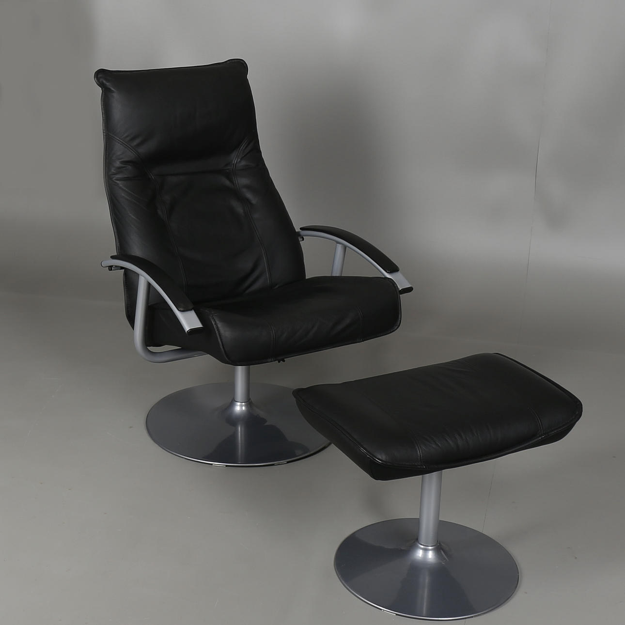 FÅTÖLJ med FOTPALL, metall och svart skinn, 2000-tal.