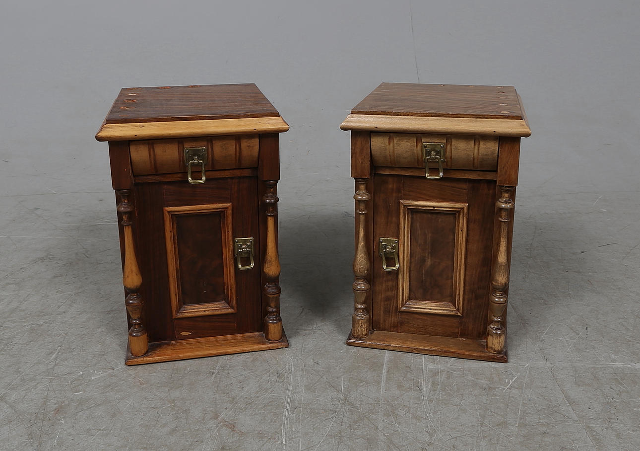 MINIATYRSKÅP MED LÅDA, ett par, nyrenässans, omkring 1900.