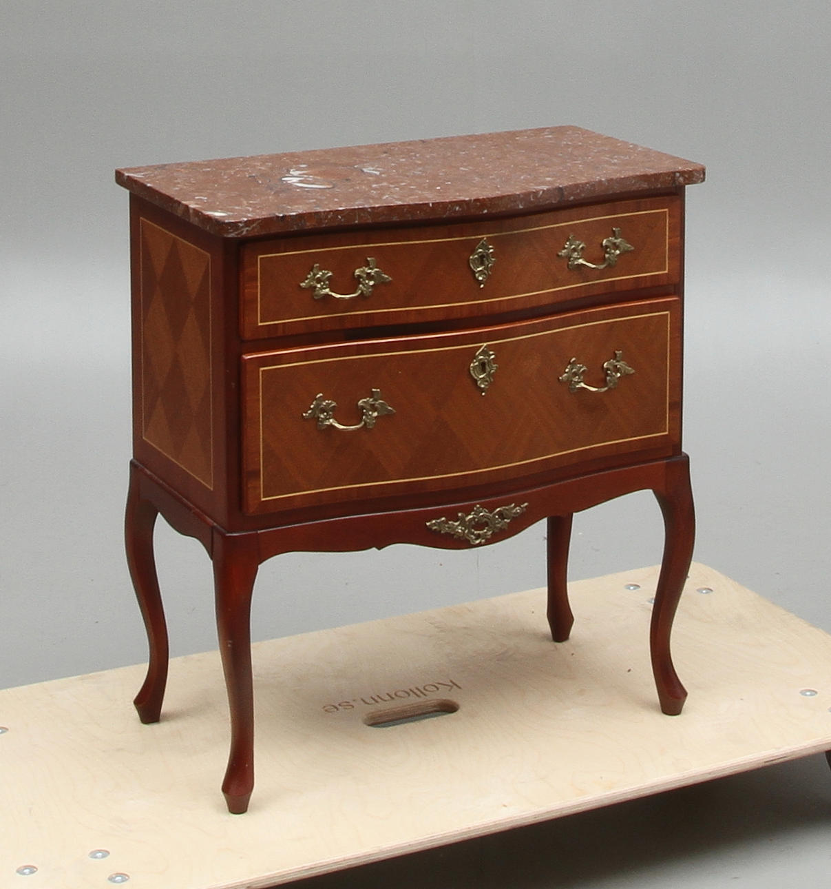 BYRÅ, rokokostil, 1900-tal.