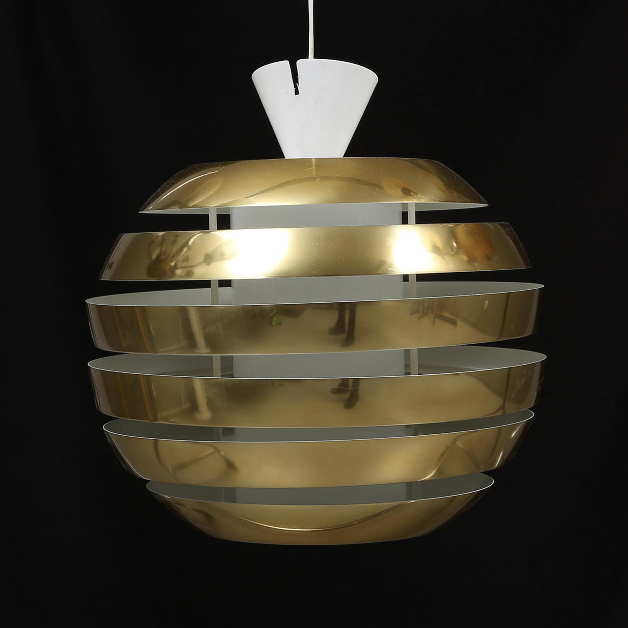 TAKLAMPA, "Le Monde", Carl Thore för Granhaga Metallindustri, 1900-talets andra hälft, höjd ca. 31 cm.