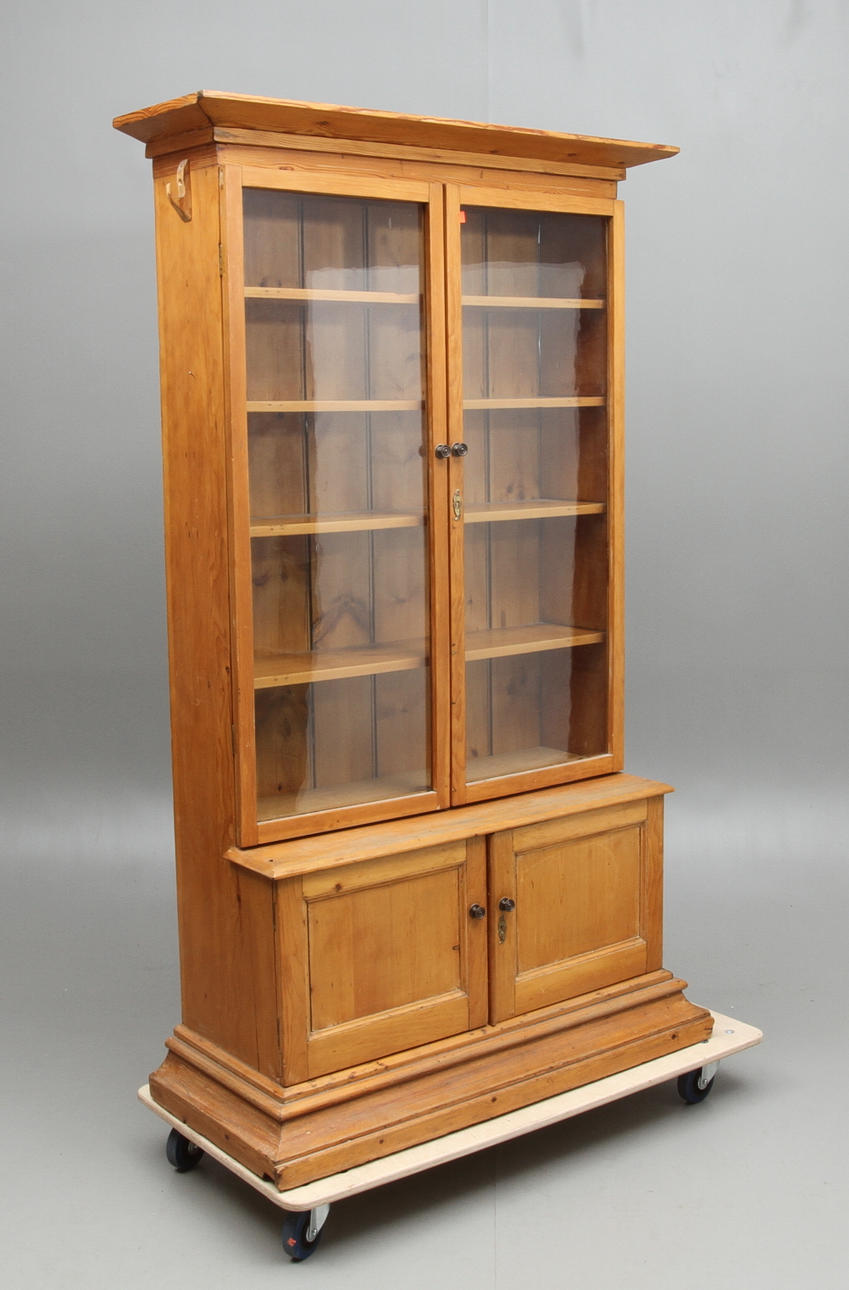 BOKSKÅP, med glasdörrar, omkring 1900.