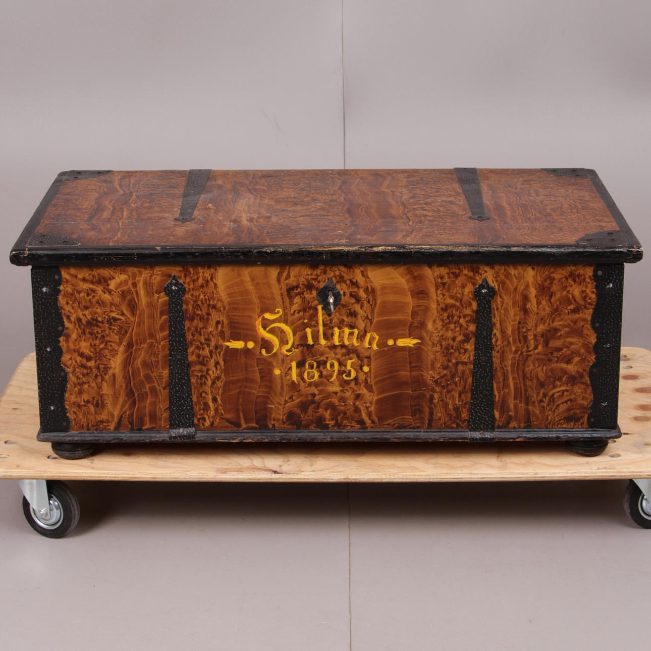 KISTA, med beslag, allmoge, daterad 1895.