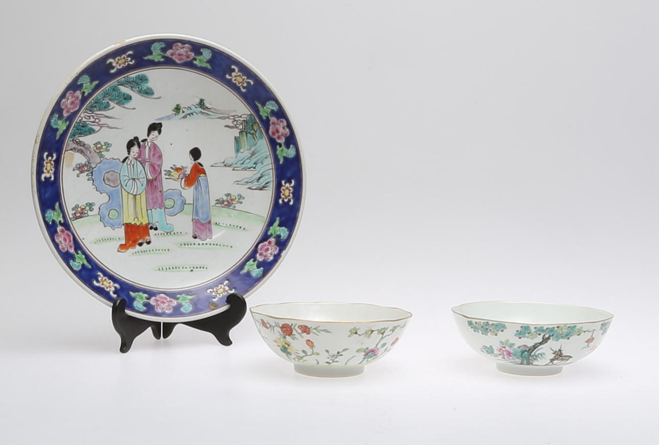 SKÅLAR samt FAT, 3 delar, keramik, Kina, 1900-tal.