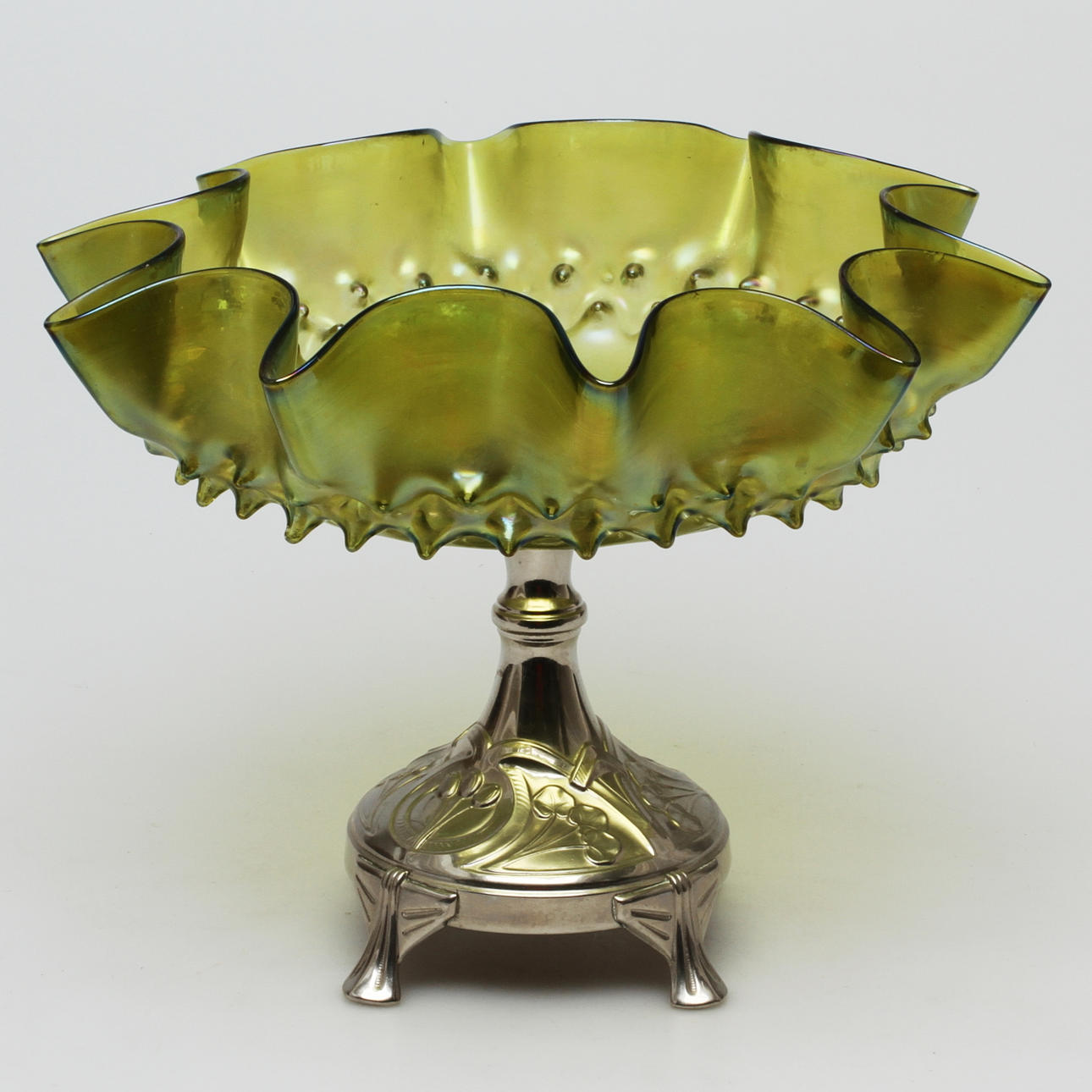 UPPSATSSKÅL, vitmetall med iriserande glas, jugend, tidigt 1900-tal.