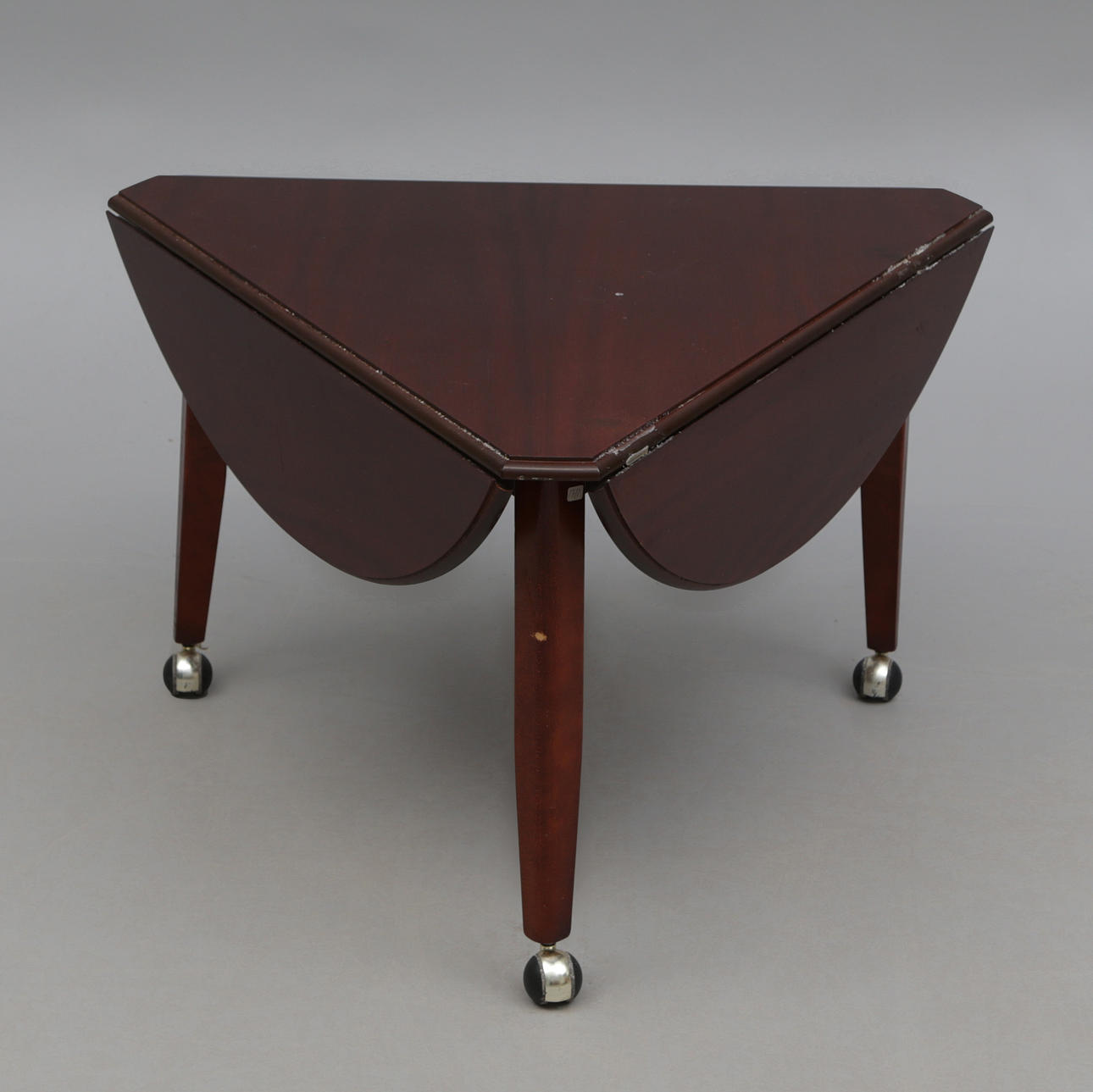 MESITA DE MADERA, triangular, con solapas.