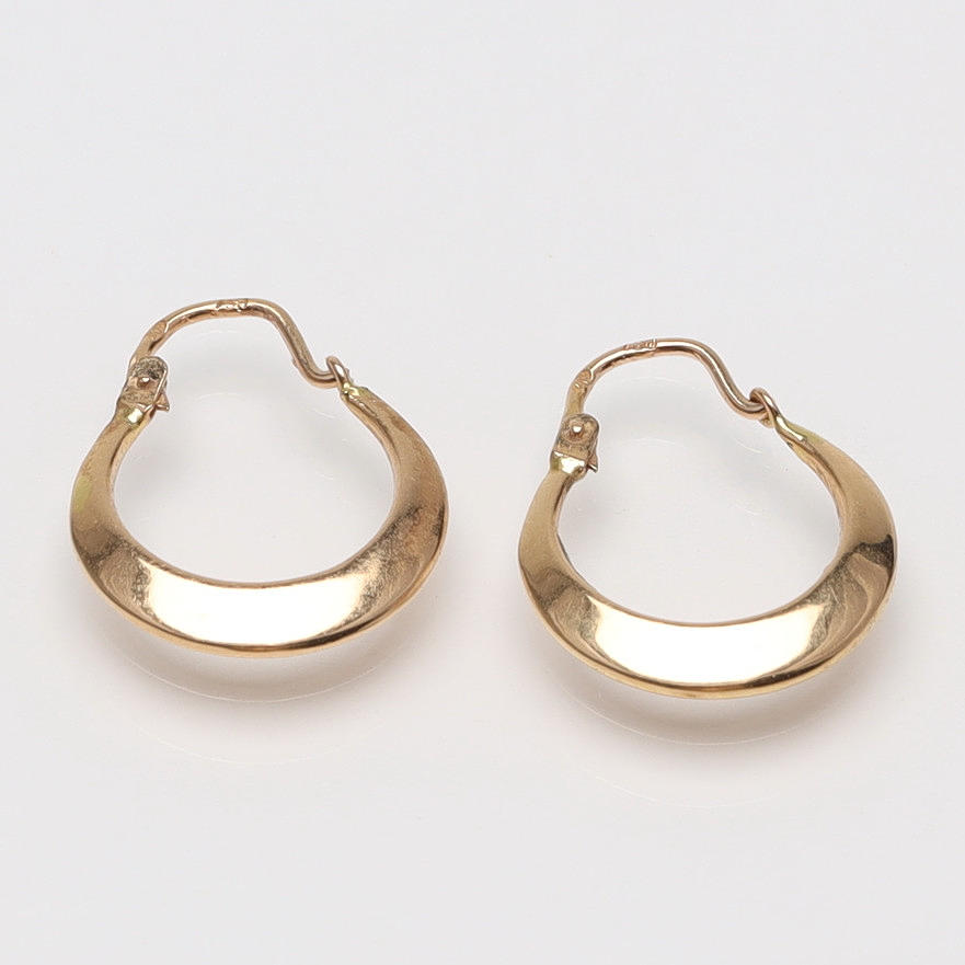 Un par de pendientes de oro de 18 quilates.