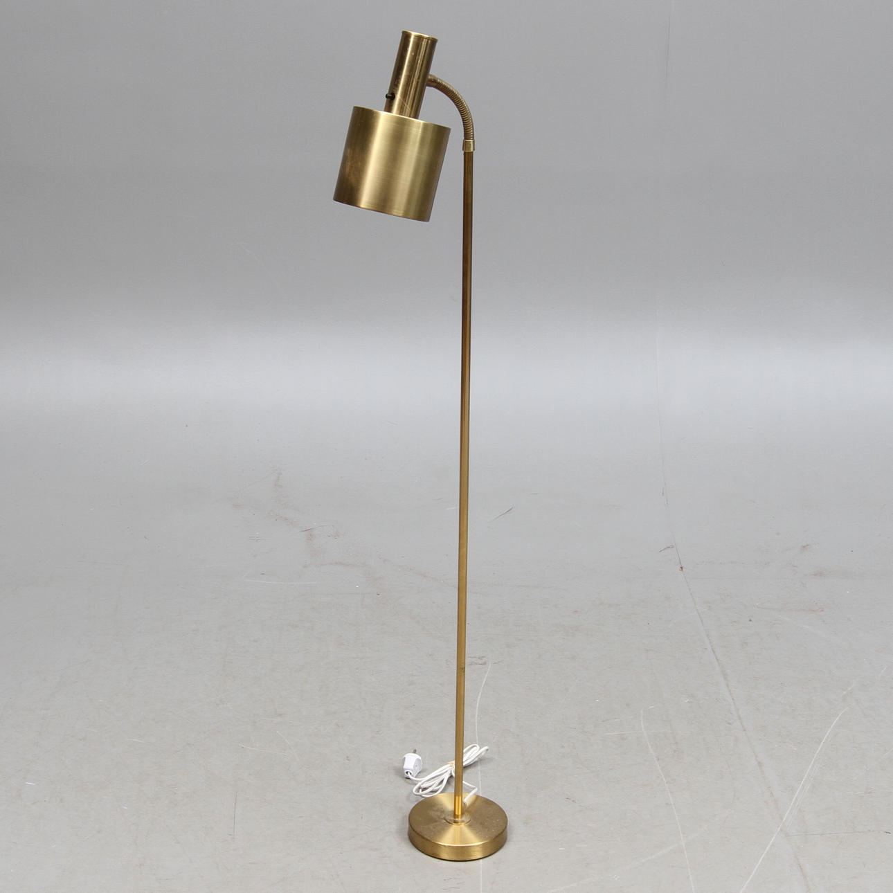 GOLVLAMPA; gulmetall, Konsthantverk Tyringe, 1900-tal.