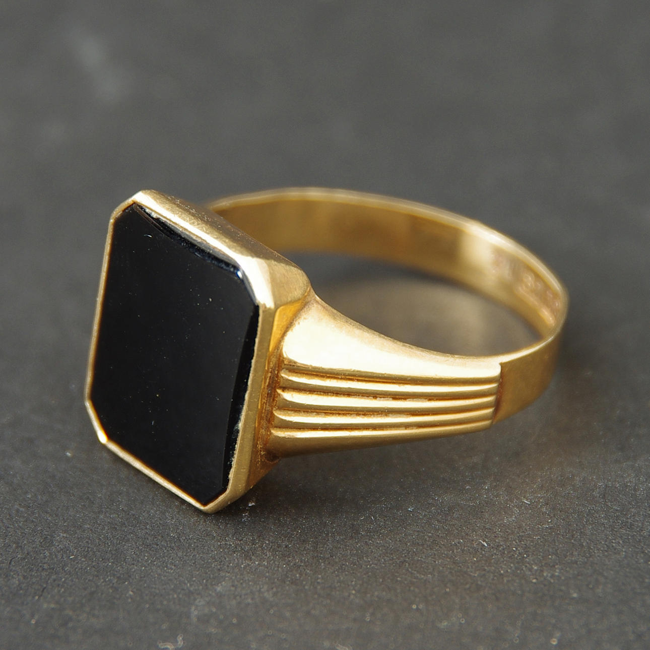 KLACKRING, 18K guld med svart sten.