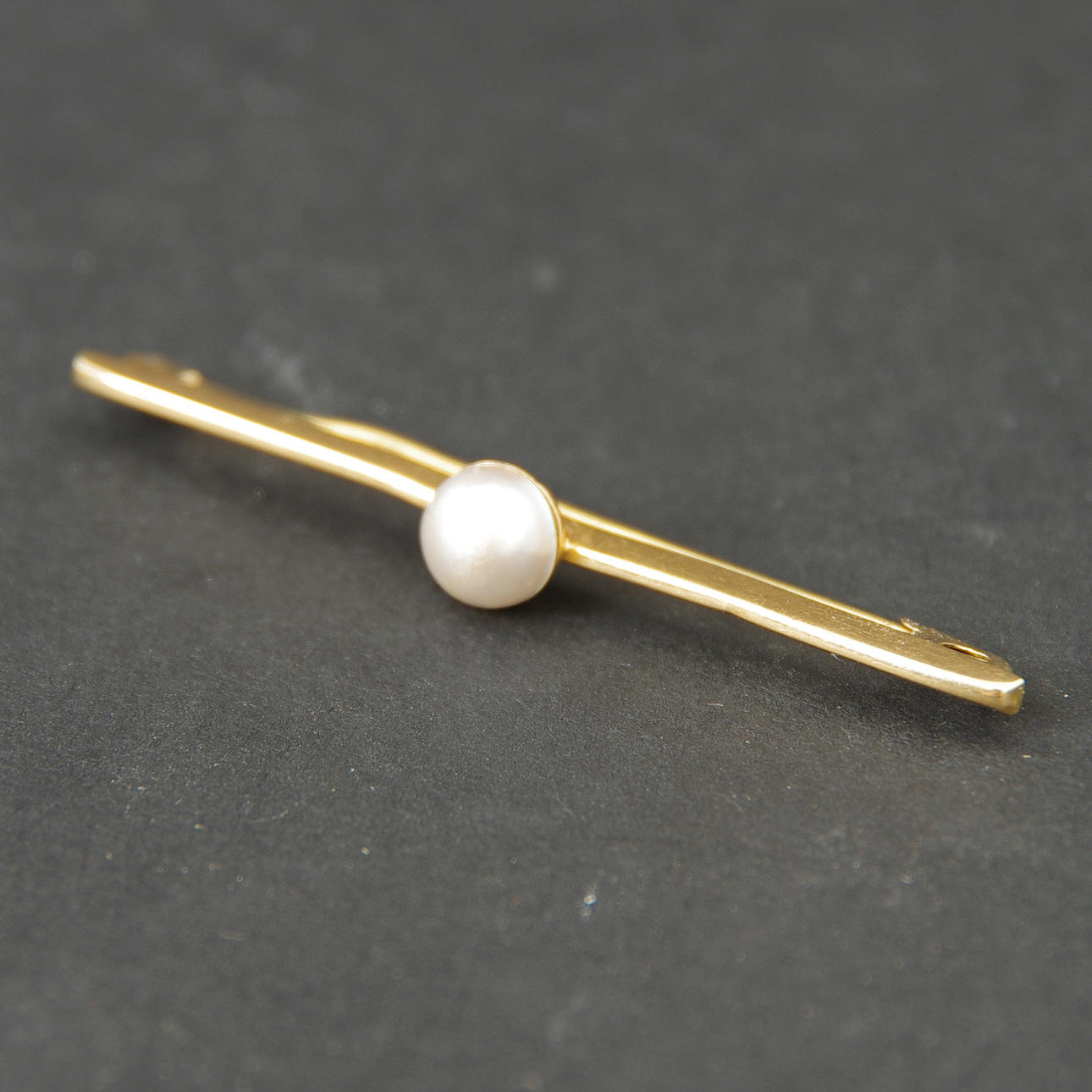 BROSCH, 18K guld med pärla.