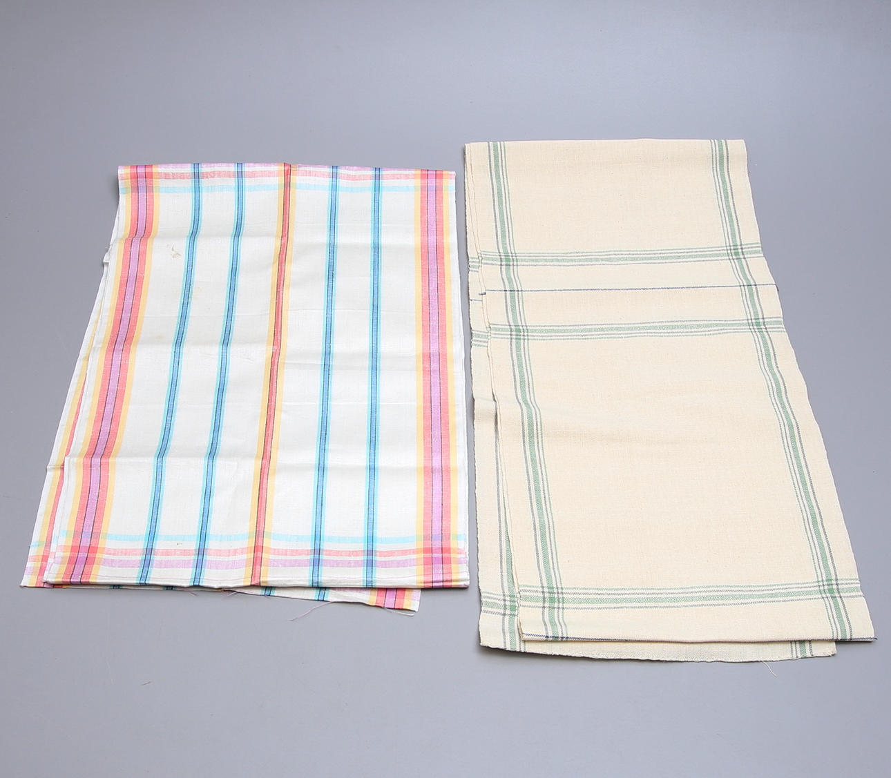 HANDTUCHWÄSCHE, Material für 12 Handtücher, 2 Modelle.